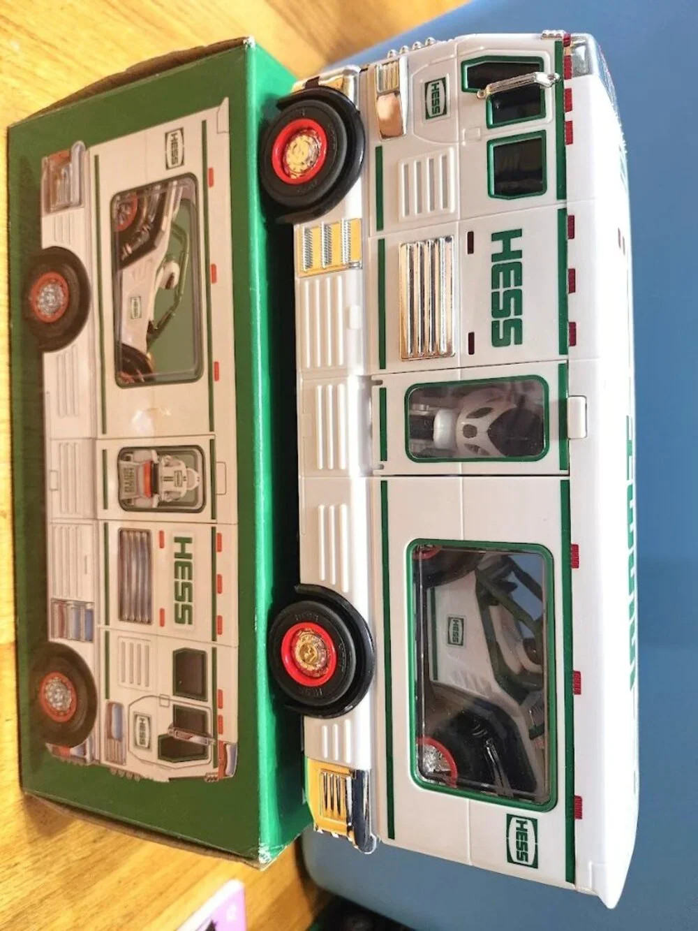 Hess 2018 RV with ATV & Motorbike Motorcycle race car lights sirens Collectible